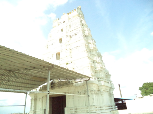 Keesaragutta Temple dedicated to Lord Siva and his consorts Bhavani and Sivadurga.  It is also called Ramalingeswara as lord Sri Rama had installed the lingam.